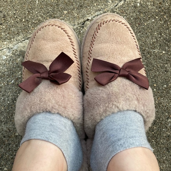 UGG Shoes - Ugg Australia Hafnir‎ Shearling Trim Bow Slipper 8-8.5 Plush Indoors and …